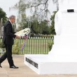 En Jamaica, Danilo Medina deposita ofrenda floral en cenotafio a soldados guerras mundiales
