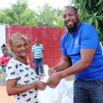 Vladimir Guerrero entrega raciones alimenticias a cientos de personas de escasos recursos