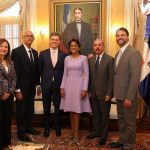 Danilo Medina recibe a presidente de Olimpiadas Especiales, Timothy Shriver. RD será sede torneo