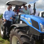 Rápida respuesta: Gobierno entrega un camión y un tractor a productores de piña de Don Juan