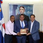 Alcalde Santiago entrega llaves de la ciudad a concejal dominicano Alex Méndez aspirante Alcaldía de Paterson NJ.