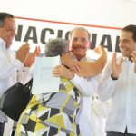 Presidente entrega 839 títulos definitivos de propiedad a parceleros de Palmar de Ocoa