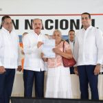 Danilo Medina entrega 457 títulos definitivos en Monte Plata