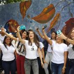 Jóvenes recorren ruta murales Santiago