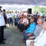 Presidente Medina lleva asistencia a productores castaña de masa de Yamasá