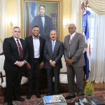 Robinson Canó comparte alegría de navidad con presidente Danilo Medina