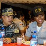 Director de la Policía Nacional cena con sus agentes durante labor de supervisión preventiva