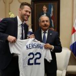 Presidente Danilo Medina recibe a Cleyton Kershaw, lanzador estrella de los Dodgers de Los Ángeles