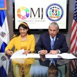 Cónsul Carlos Castillo firma acuerdo con Ministerio Juventud, beneficiarán con becas hijos dominicanos residentes en NY