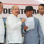 Presidente Medina entrega 1,478 títulos definitivos a parceleros de Azua