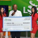Lotería Nacional entrega premio de RD$500,000.00  a colmadero de Barahona