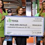 Lotería Nacional entrega RD$400,000.00 a ganadora sorteo de billetes y quinielas