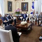Presidente Danilo Medina escucha pormenores sobre avances construcción de escuelas