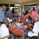 Lotería Nacional entrega sillas de ruedas y comparte almuerzo navideño con hogar de ancianos