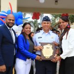 Comandante General FARD recibe reconocimiento de la escuela San Isidro Labrador