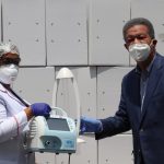 Leonel entrega lámparas ultravioletas desinfectantes, equipos de protección y ventiladores en la provincia Hermanas Mirabal