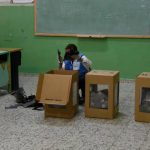 Se abren las urnas y se inicia el conteo de los votos en recintos electorales