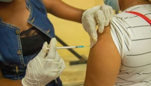 Autoridades realizan jornada masiva de vacunación y pruebas PCR en SDN