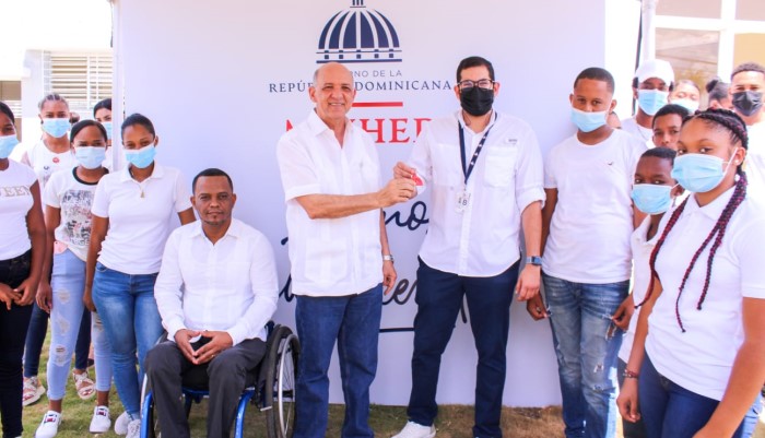 Isidro Torres entrega Centro Tecnológico Comunitario en Bayaguana