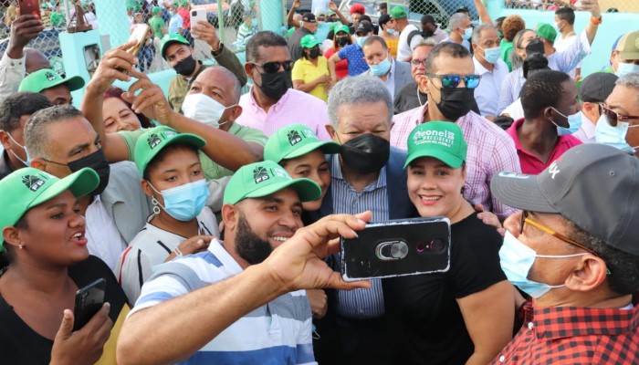 Leonel Fernández junto a Carlos Guzman hacen recorrido y juramentan dirigentes deportivos y políticos en Santo Domingo Norte