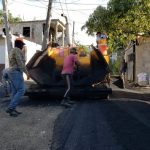 Tras más de 20 años de espera, el asfalto llega a Los Arquéanos de Villa Mella