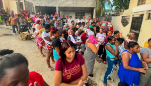 Surun Hernández dona raciones alimenticias a cientos municipes de Santo Domingo Este