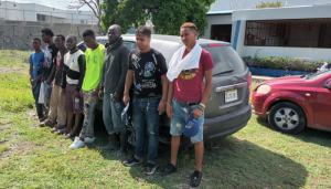 Migración apresa dos dominicanos contrabandeando nacionales haitianos