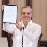 Presidente Luis Abinader firma primer decreto de manera digital